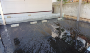 アスファルト舗装／車輪止め